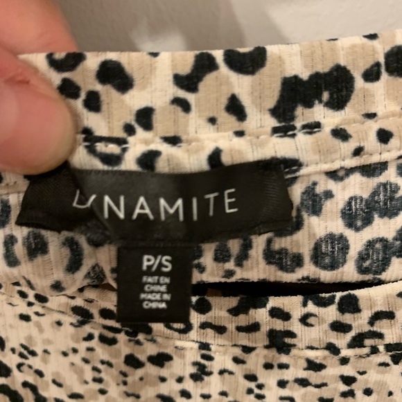 Snug and super stretchy dynamite animal print shirt - Picture 2 of 2